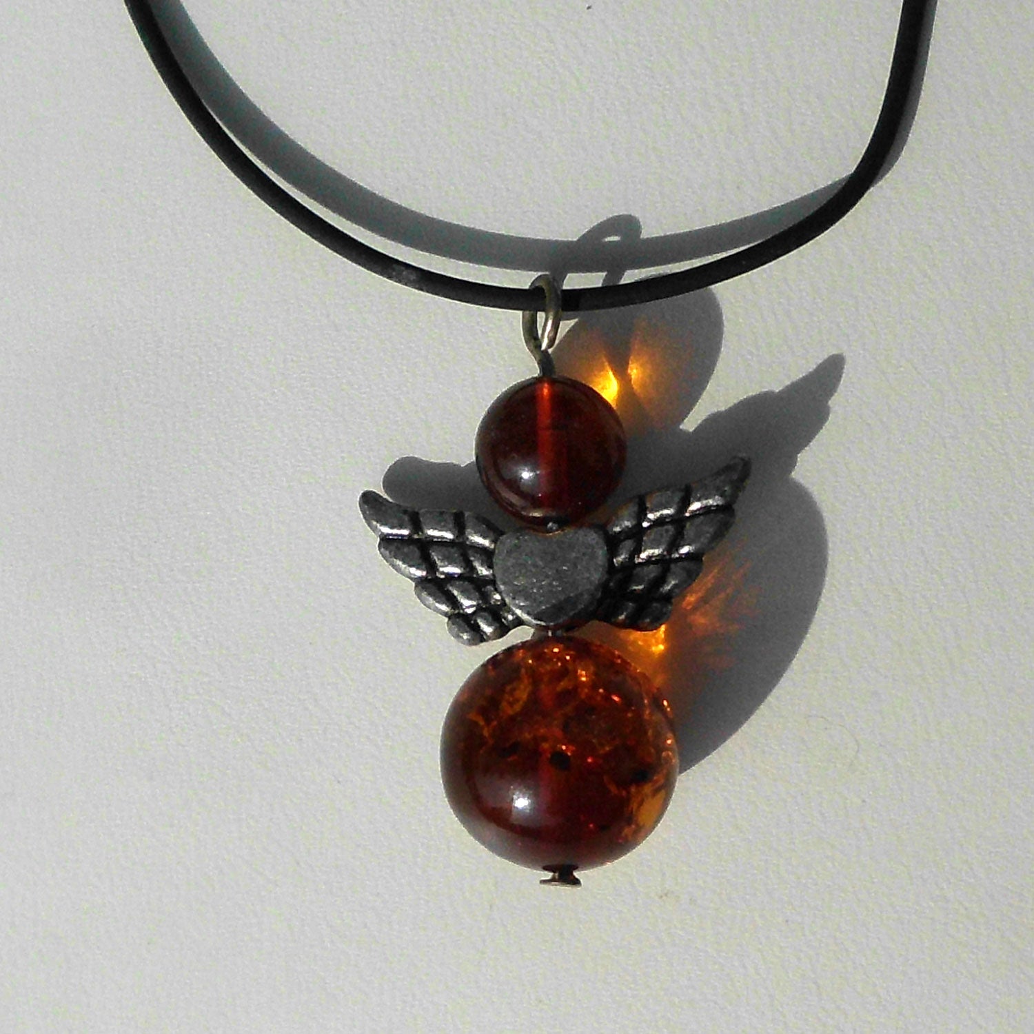 Bernsteinengel mit Silberflügeln, einzigartig und schützend