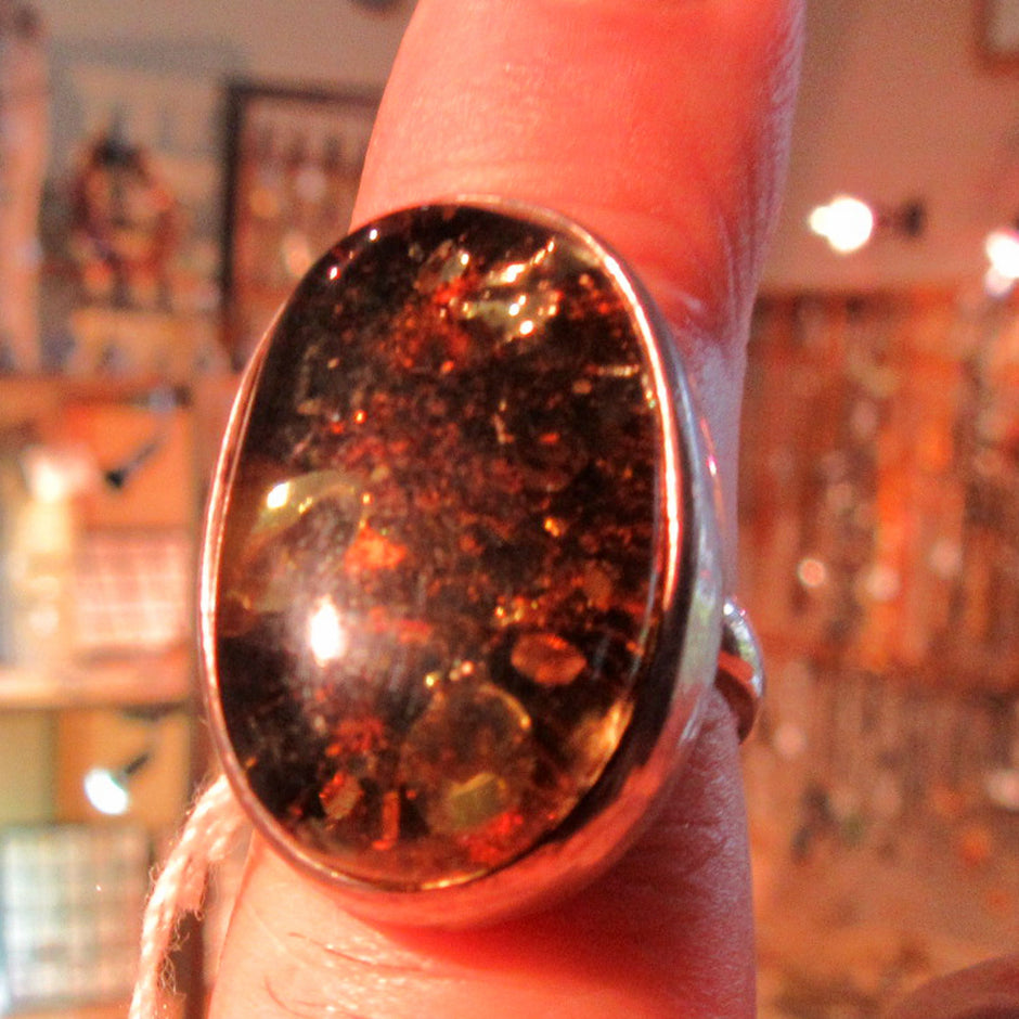 Moderner Silberring mit grünlichem Bernstein, Einzelstück