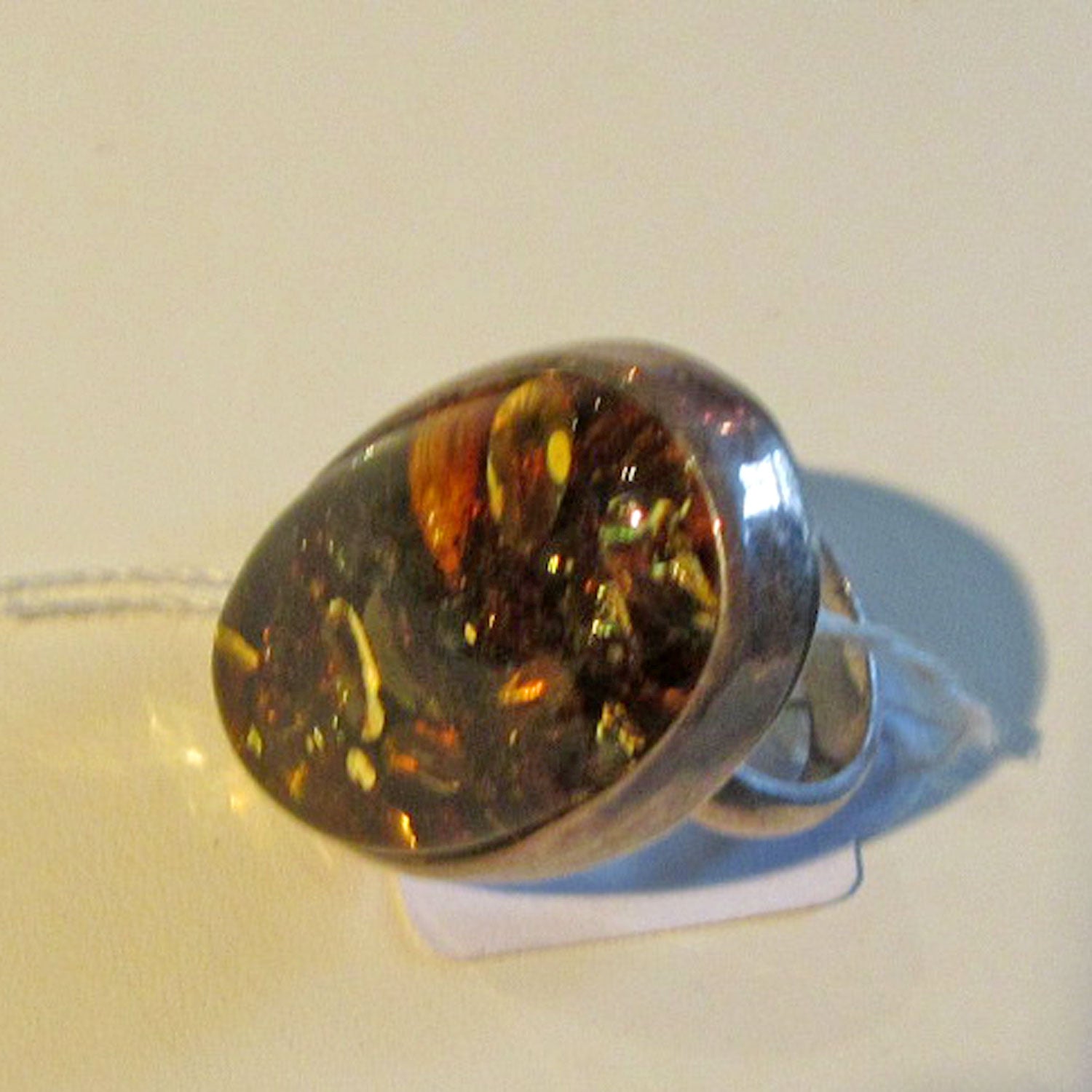 Moderner Silberring mit grünlichem Bernstein, Einzelstück