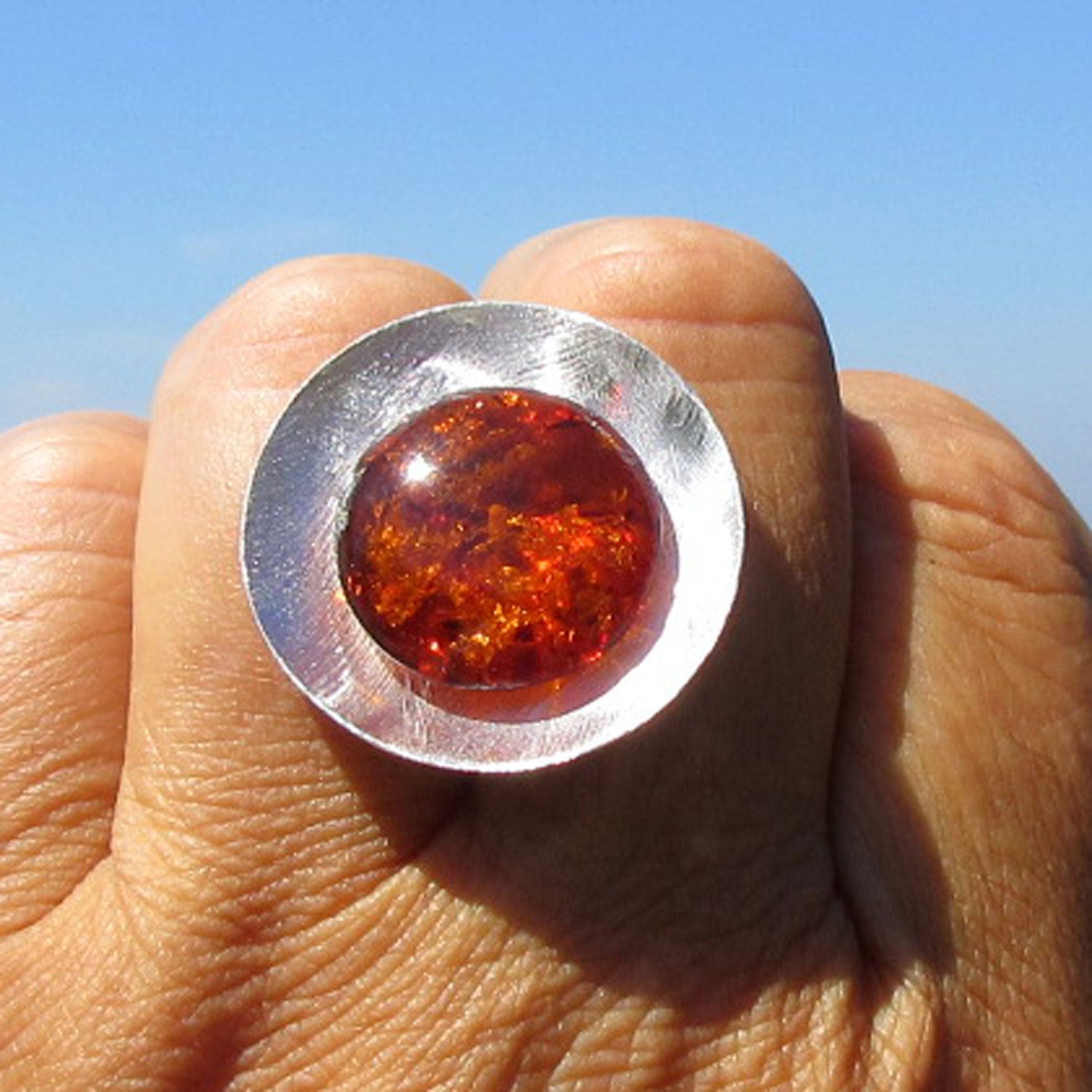 Runder Fingerring aus Silber und kognacfarbenem Bernstein