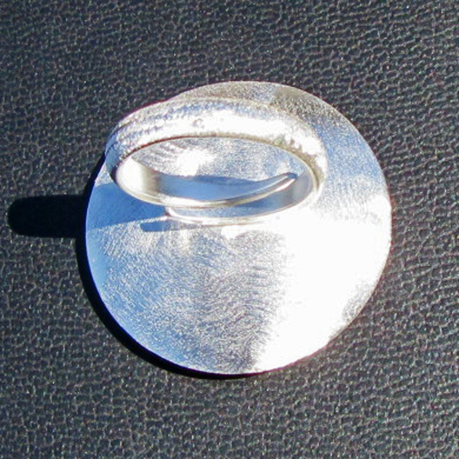 Runder Fingerring aus Silber und kognacfarbenem Bernstein