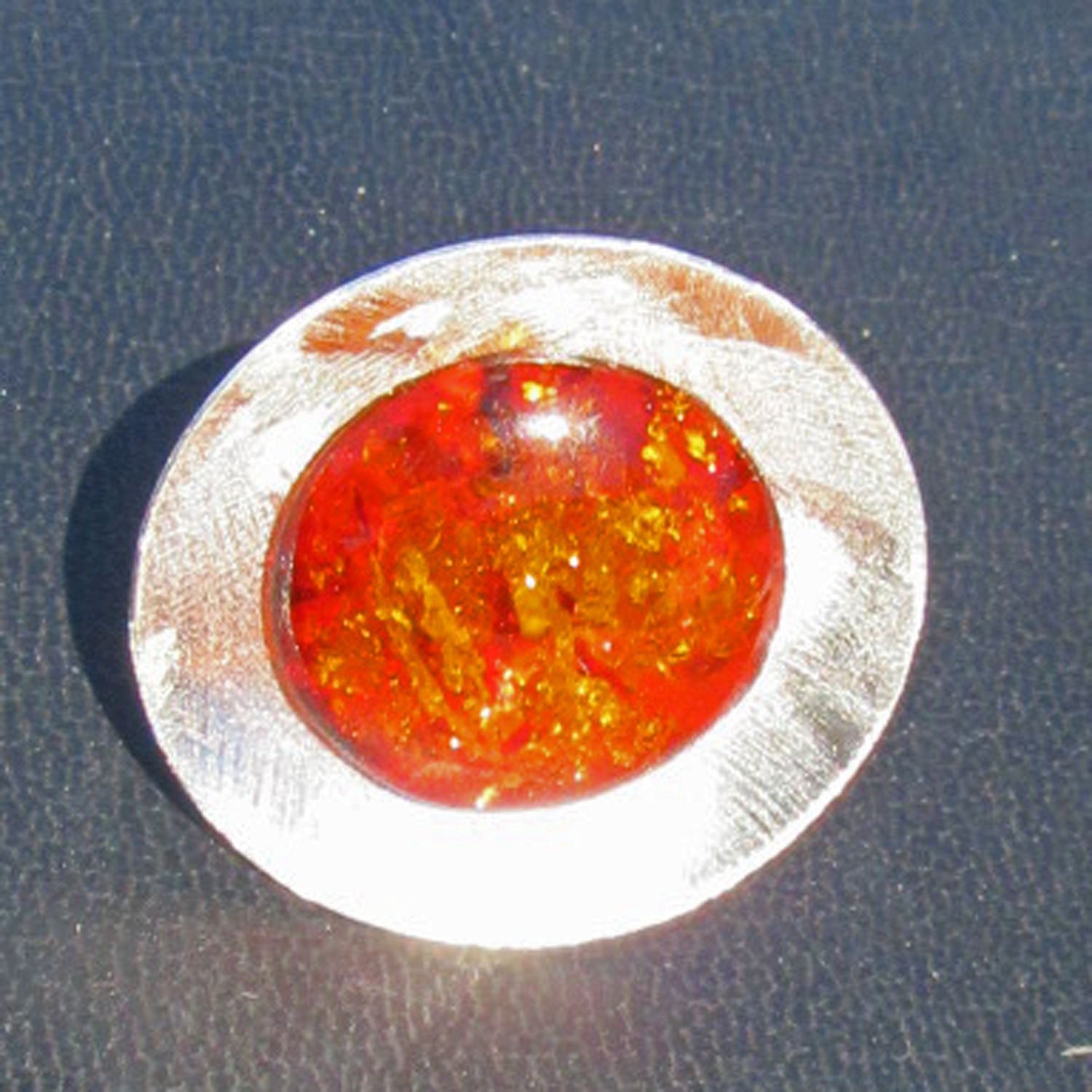 Runder Fingerring aus Silber und kognacfarbenem Bernstein