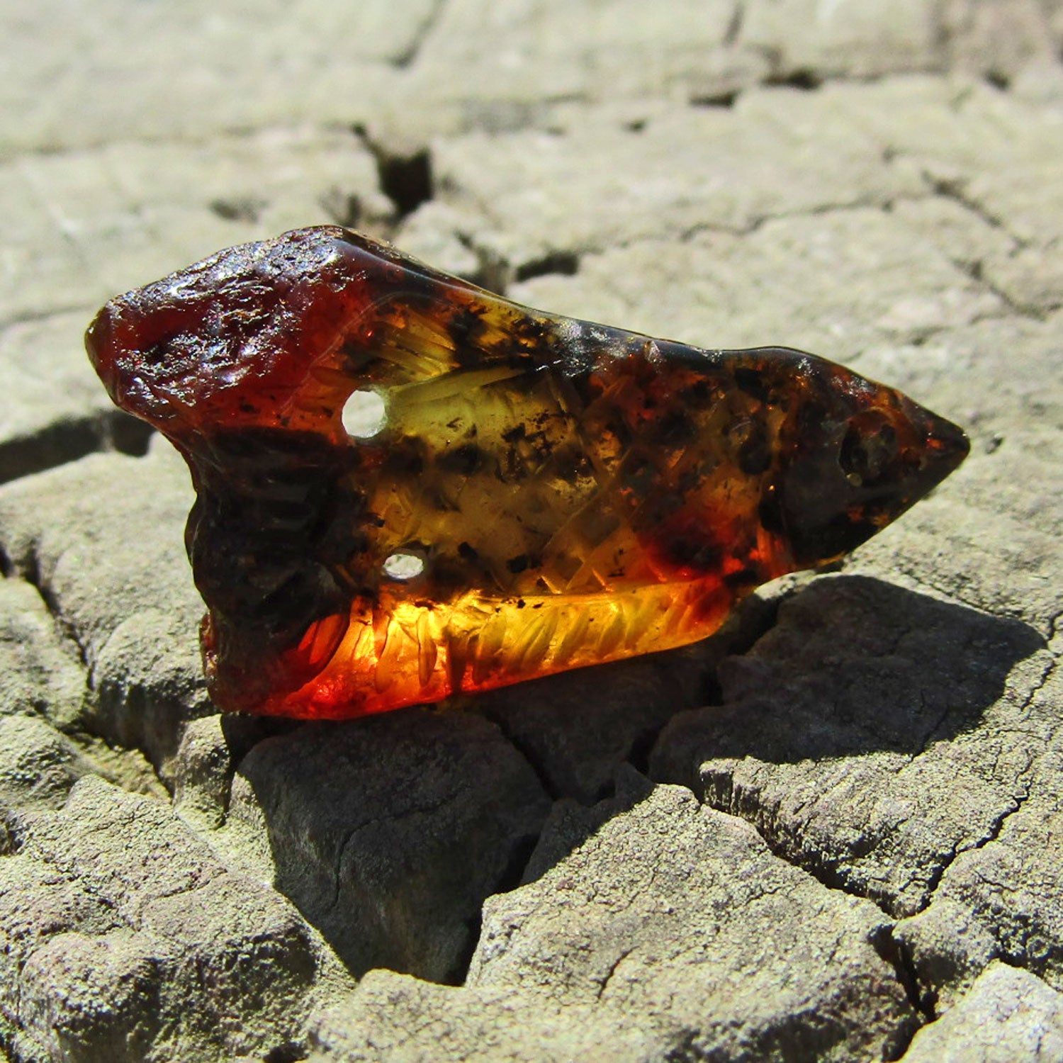 Fisch aus dunklem Bernstein – elegantes Unikat von Rügen