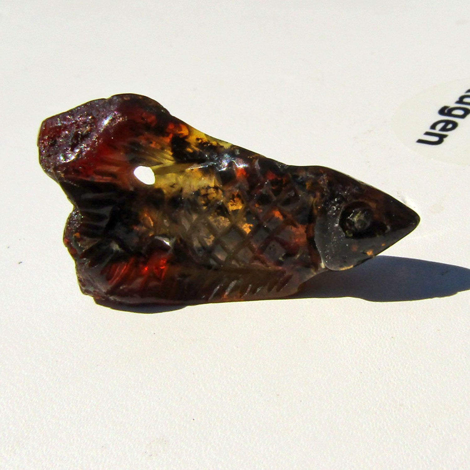 Fisch aus dunklem Bernstein – elegantes Unikat von Rügen