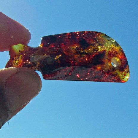 Einzelstück: Kognacfarbener Bernsteinfisch mit Einschlüssen