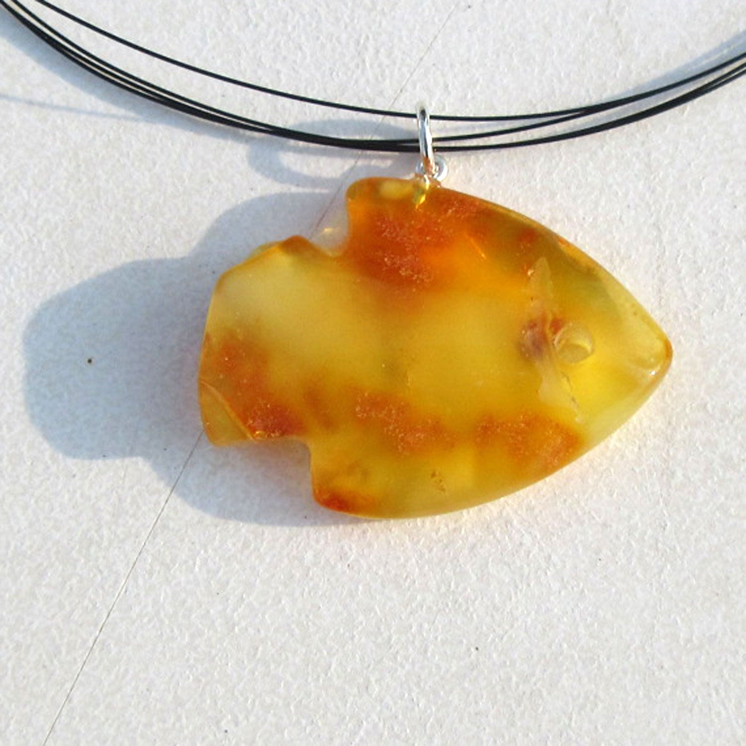 Einzelstück Bernsteinfisch mit Silberöse, goldgelb und transparent