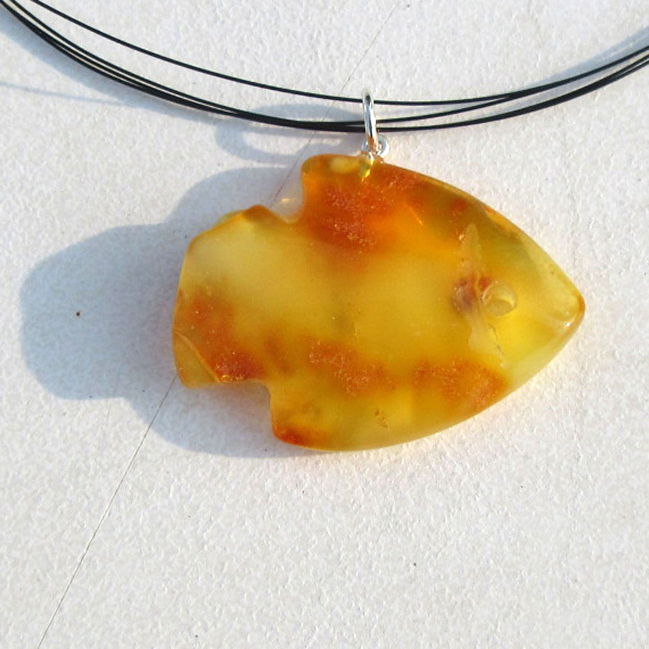 Einzelstück Bernsteinfisch mit Silberöse, goldgelb und transparent