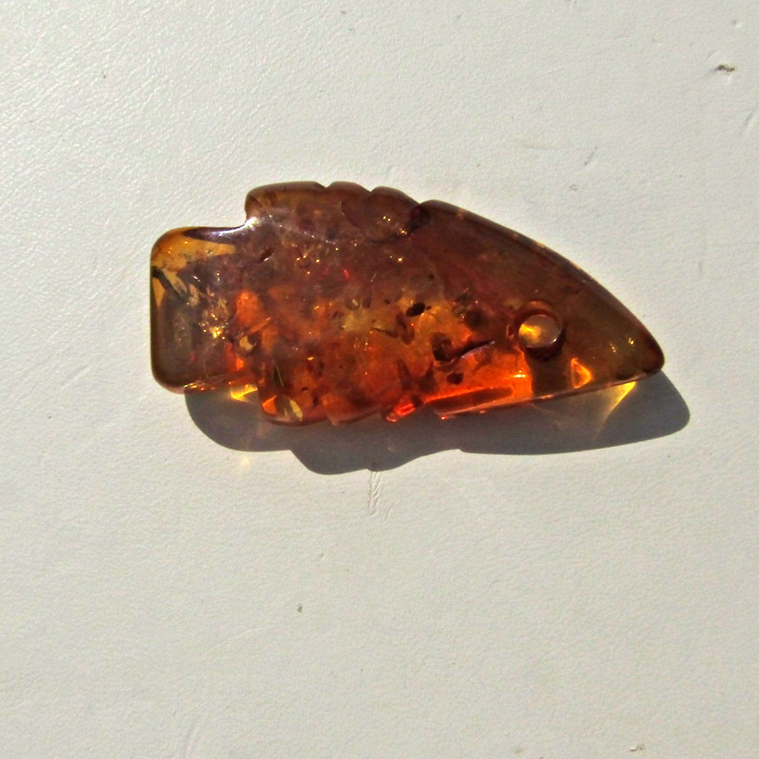 Polierter Bernsteinfisch mit Einschlüssen, Unikat
