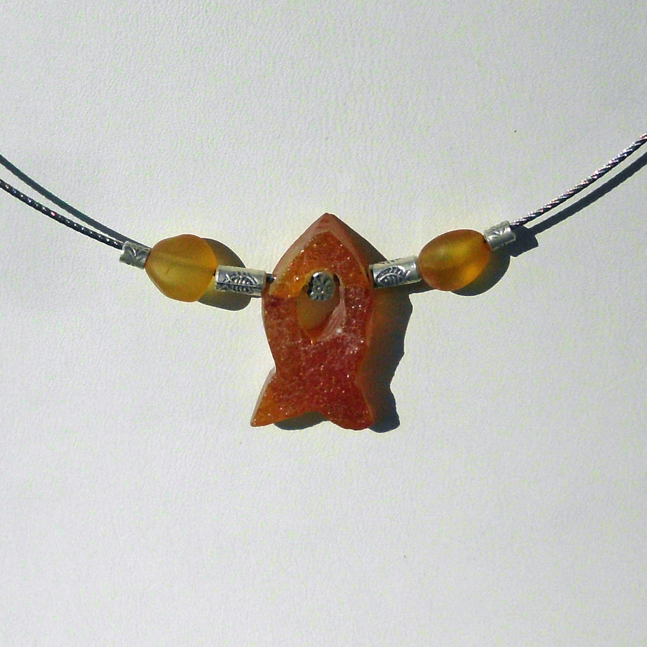 Collier mit Fisch aus unpoliertem Bernstein und Silber