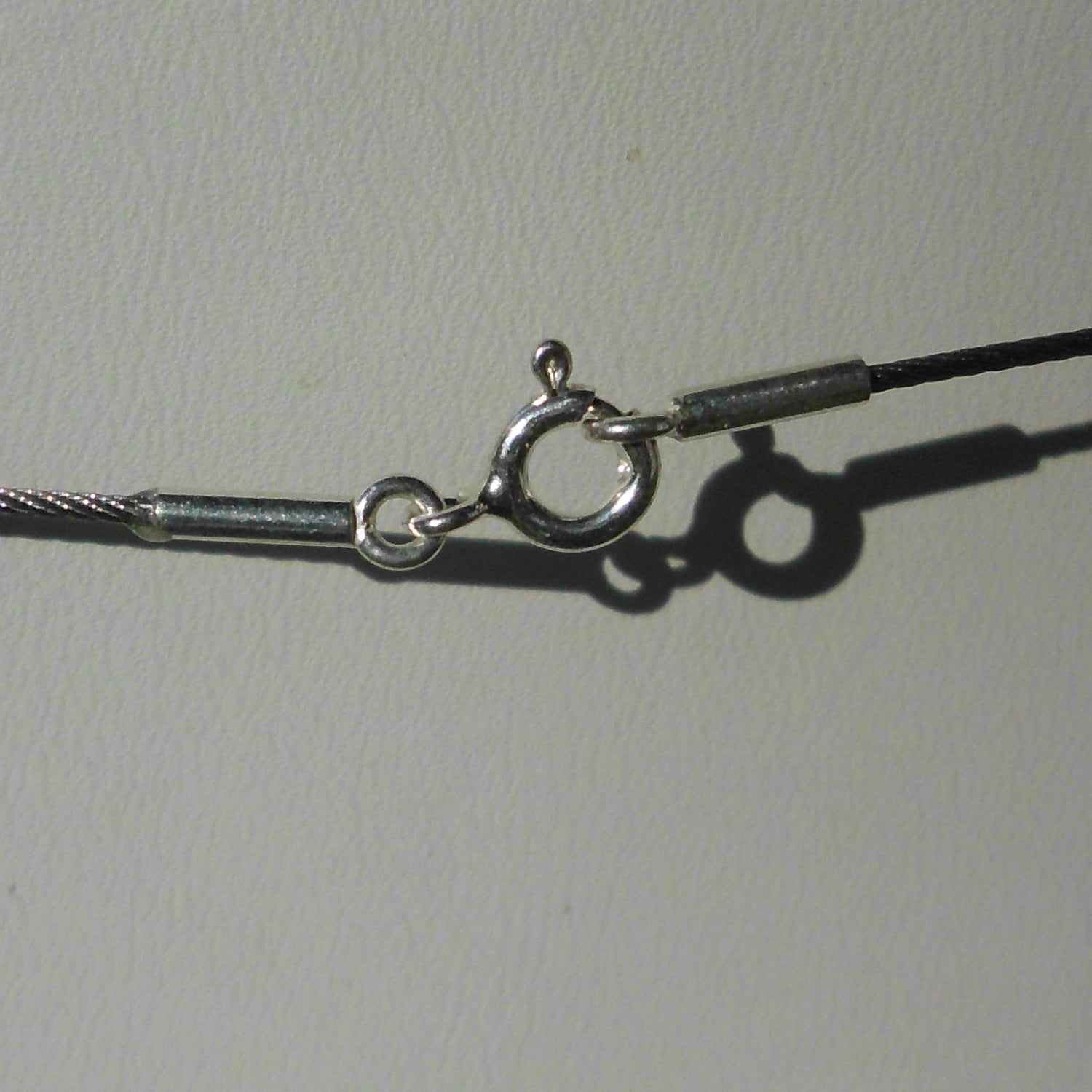 Collier mit Fisch aus unpoliertem Bernstein und Silber