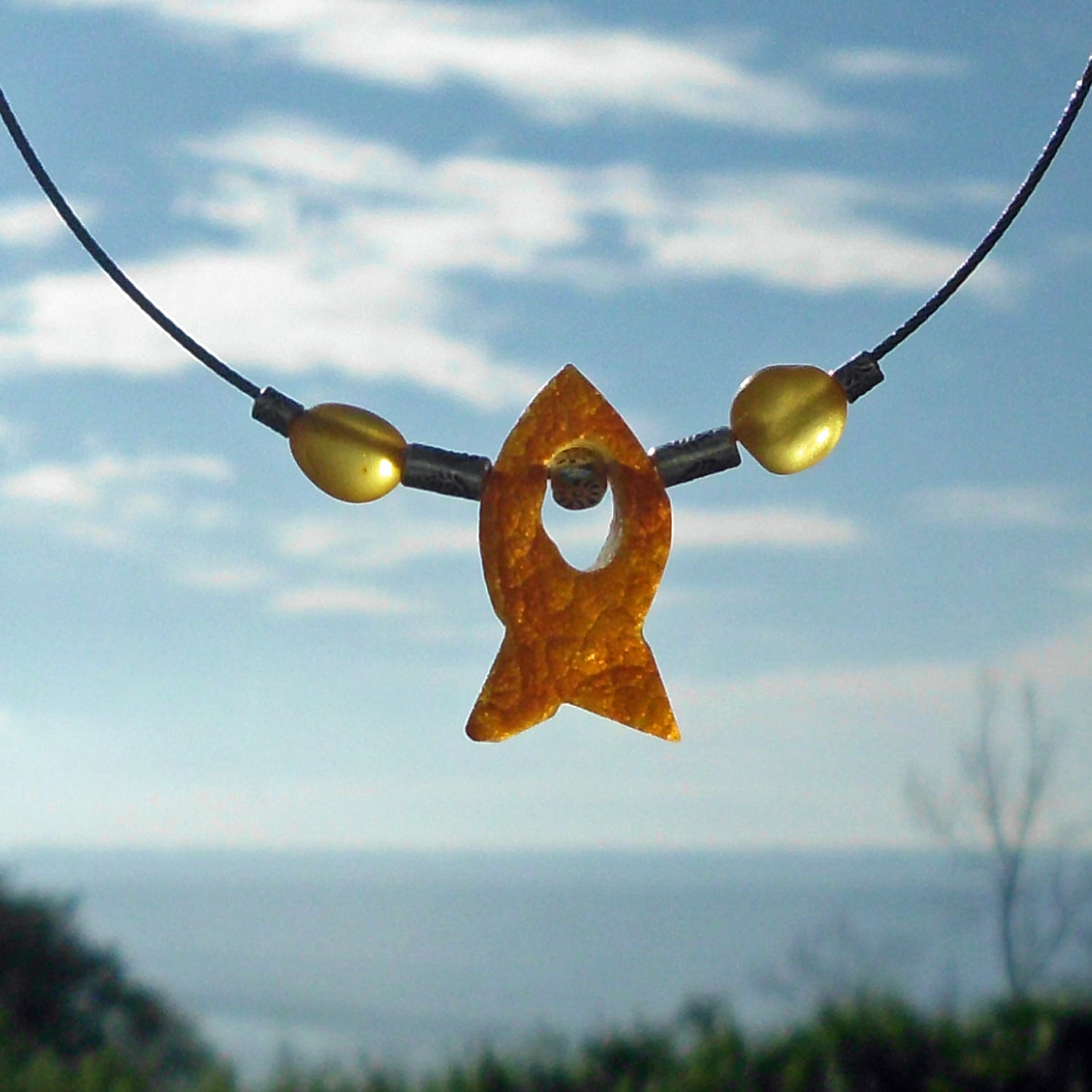 Collier mit Fisch aus unpoliertem Bernstein und Silber