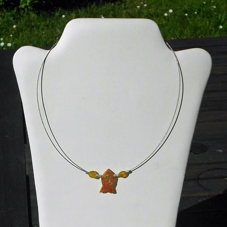 Collier mit Fisch aus unpoliertem Bernstein und Silber