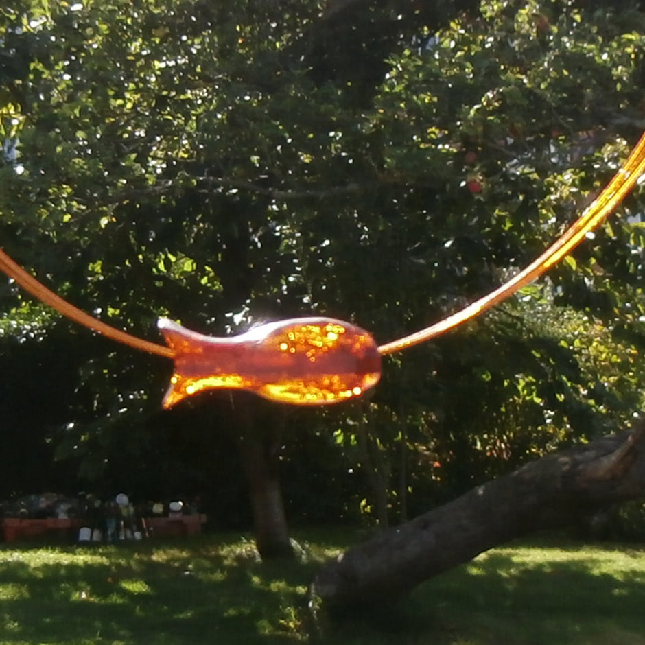 Kupferfarbenes Drahtcollier mit Bernsteinfisch