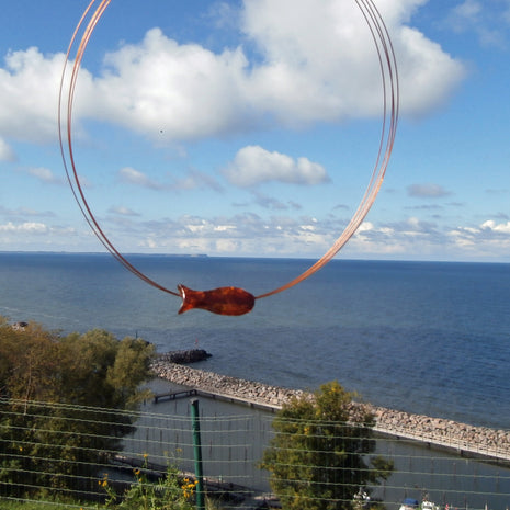 Kupferfarbenes Drahtcollier mit Bernsteinfisch