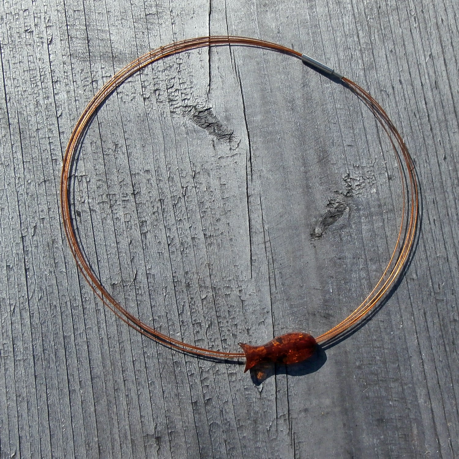 Kupferfarbenes Drahtcollier mit Bernsteinfisch