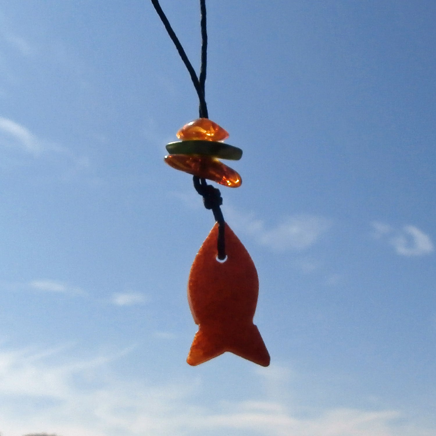 Bernsteinfisch unpoliert mit Seeglas und Bernsteinen