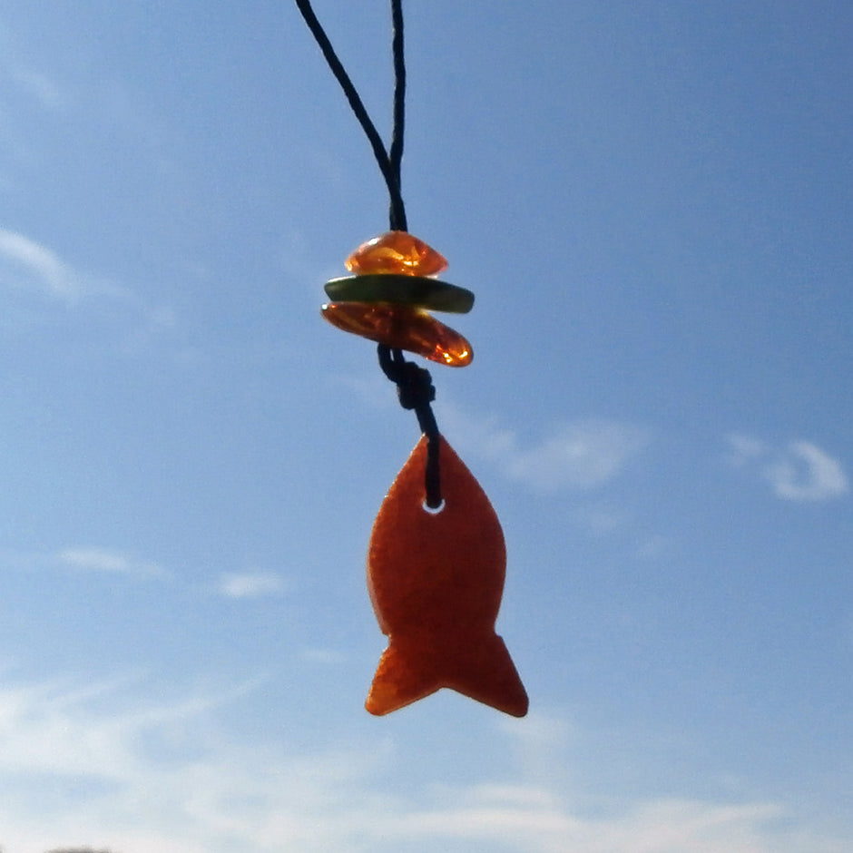 Bernsteinfisch unpoliert mit Seeglas und Bernsteinen