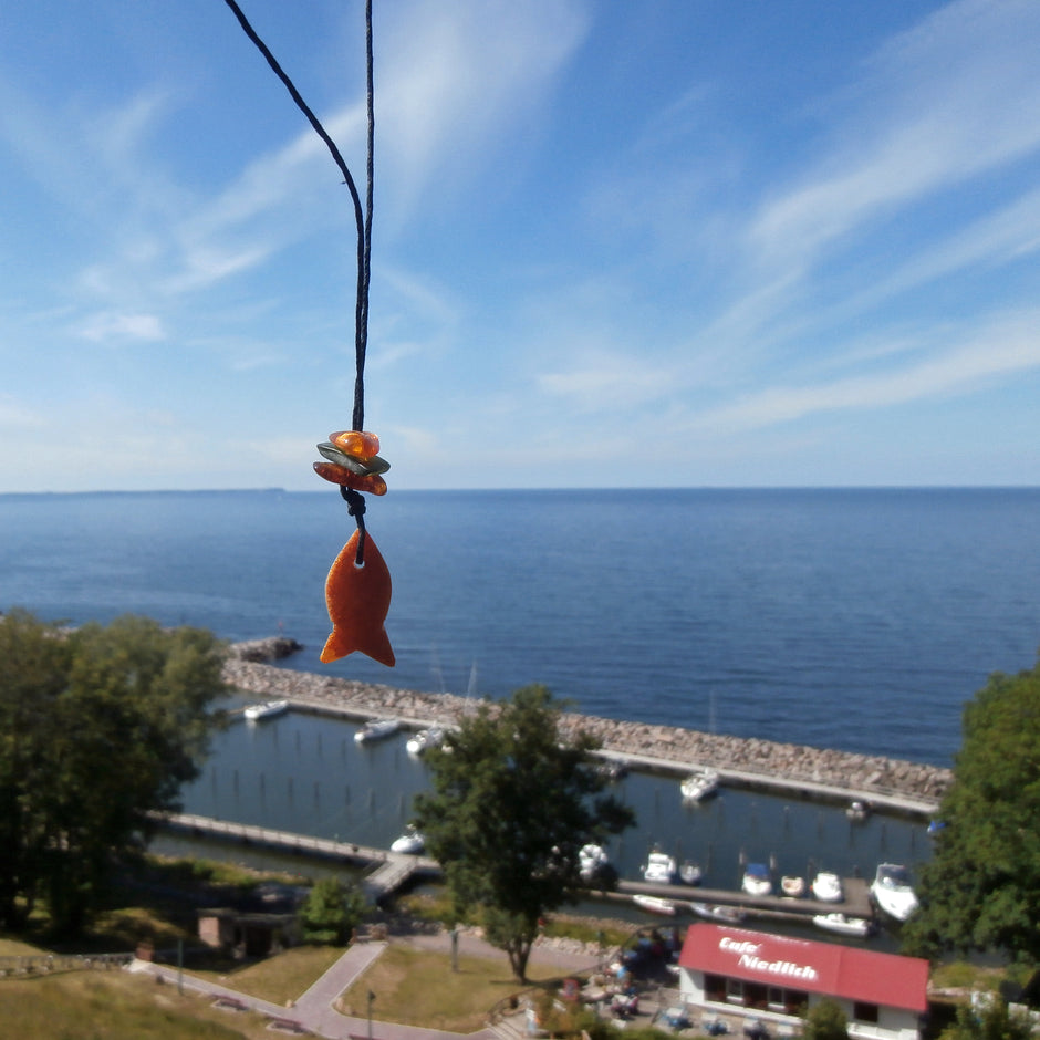 Bernsteinfisch unpoliert mit Seeglas und Bernsteinen
