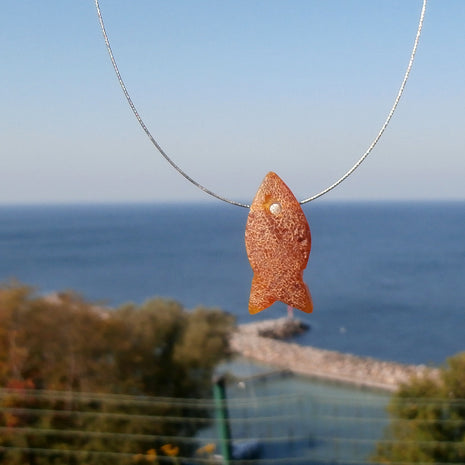 Drahtcollier mit Bernsteinfisch und Silberperle, Unikat