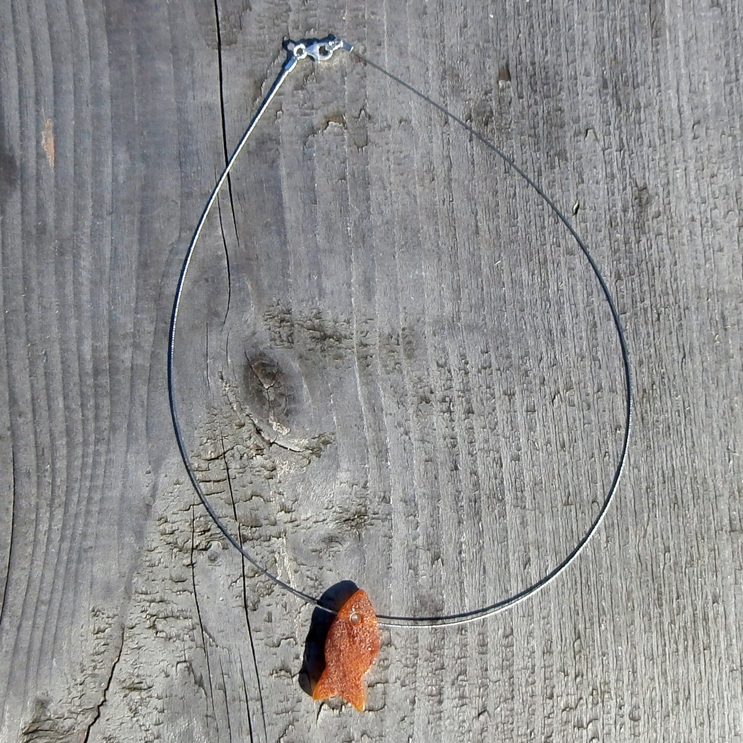 Drahtcollier mit Bernsteinfisch und Silberperle, Unikat