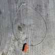 Drahtcollier mit Bernsteinfisch und Silberperle, Unikat