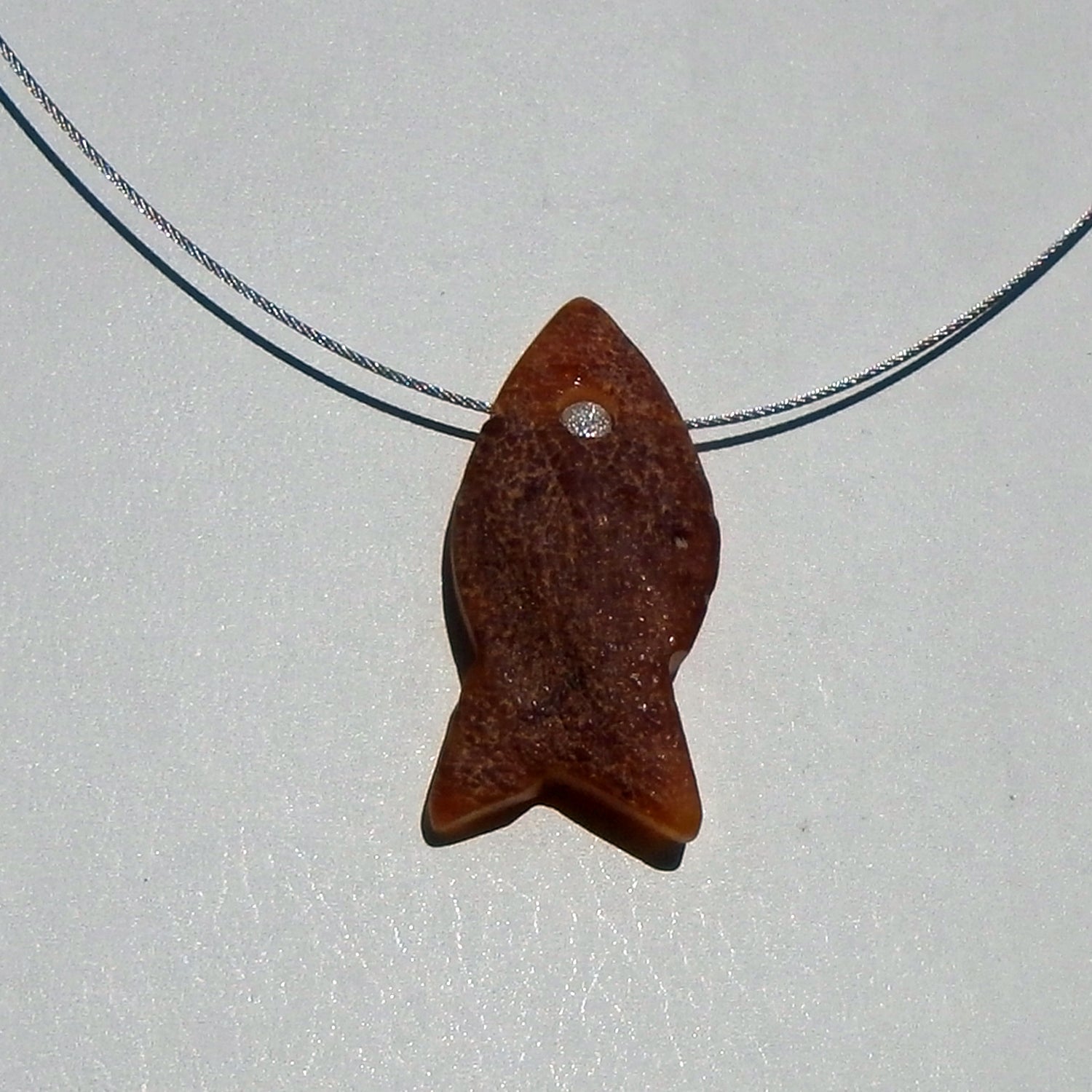 Drahtcollier mit Bernsteinfisch und Silberperle, Unikat