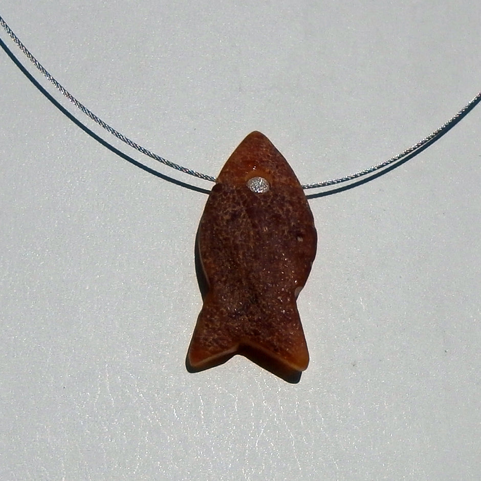 Drahtcollier mit Bernsteinfisch und Silberperle, Unikat