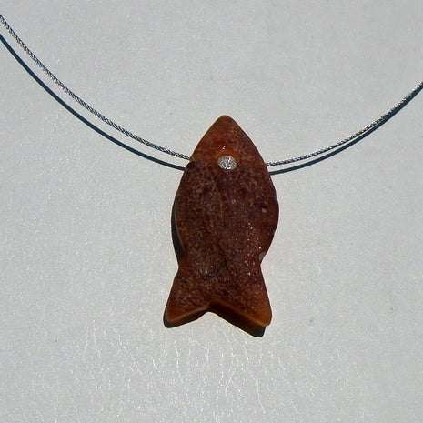 Drahtcollier mit Bernsteinfisch und Silberperle, Unikat