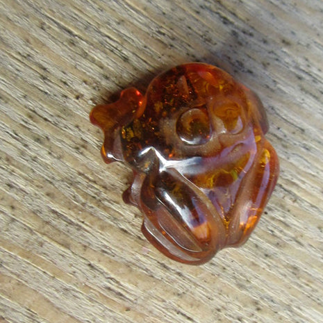 Einzigartiger Frosch aus Bernstein mit feinen Einschlüssen