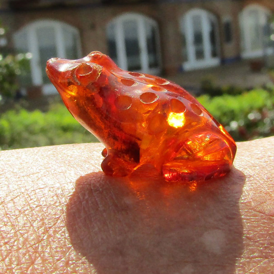 Einzigartiger Frosch aus handgeschliffenem Bernstein