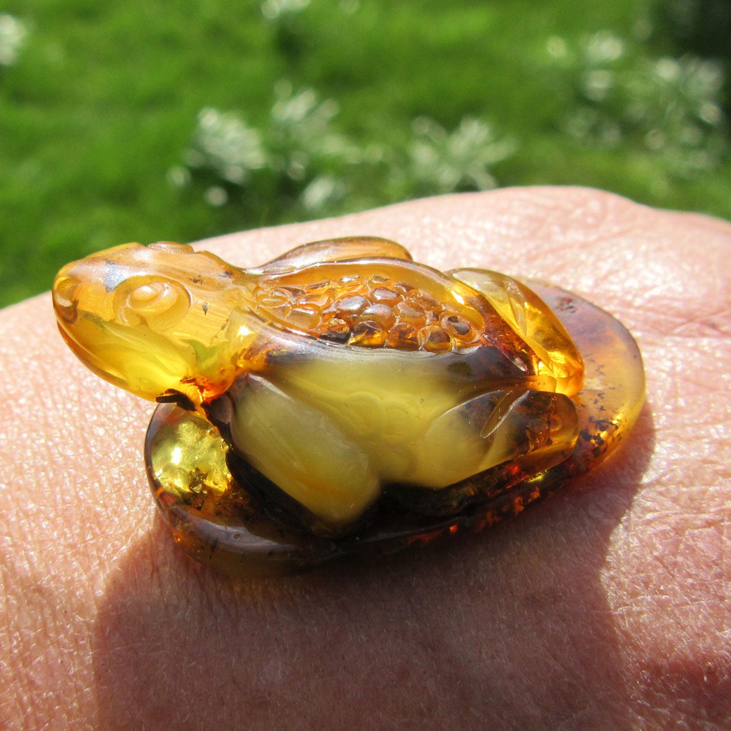 Frosch aus Bernstein auf Sockel – Unikat von Rügen