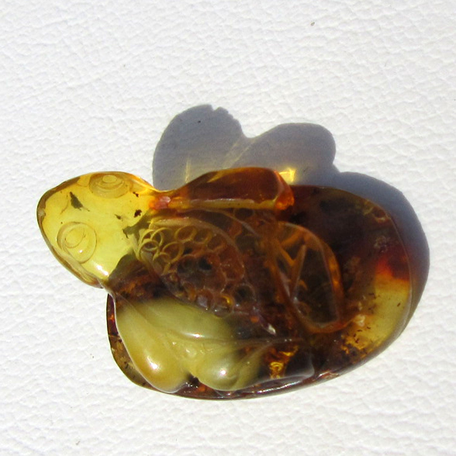 Frosch aus Bernstein auf Sockel – Unikat von Rügen