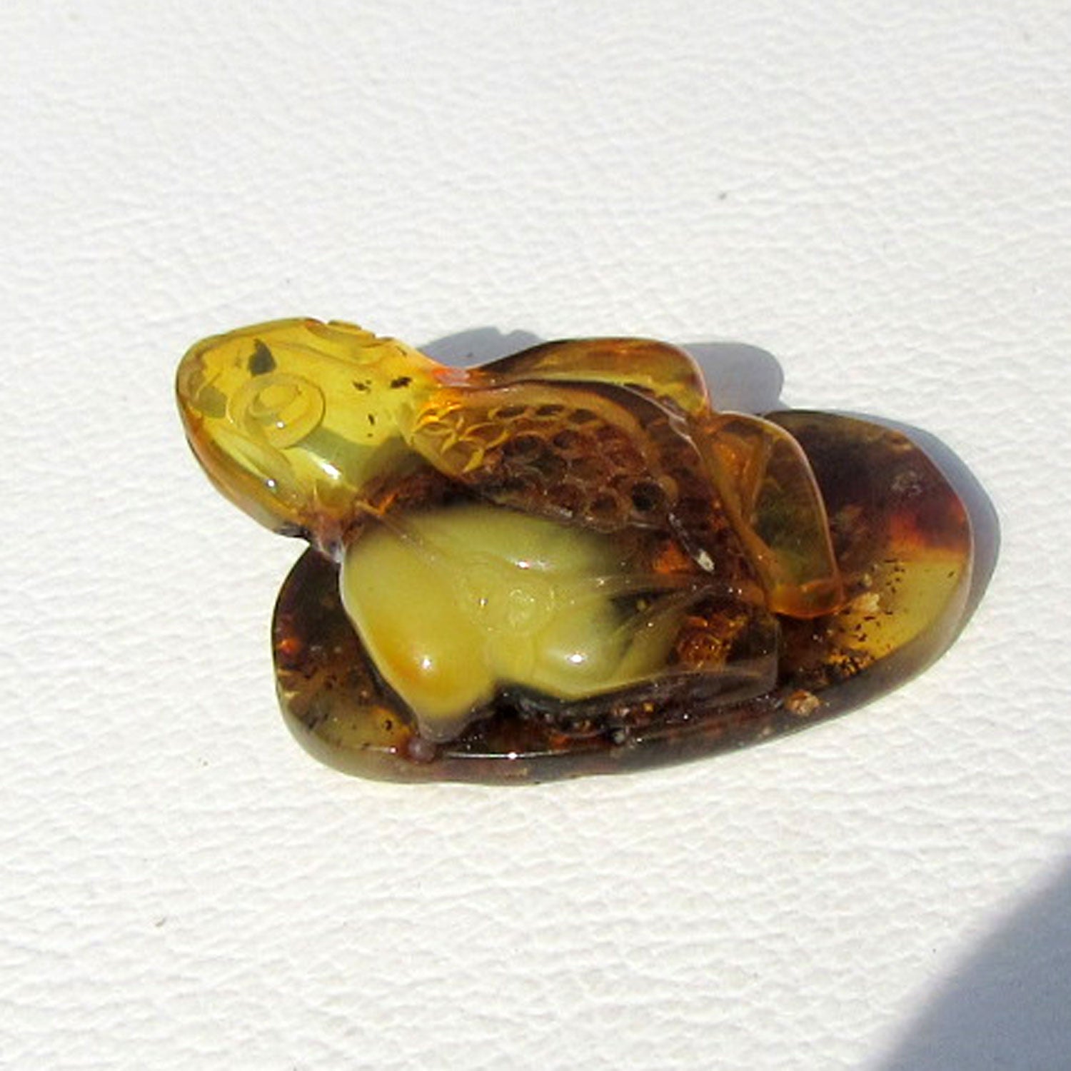 Frosch aus Bernstein auf Sockel – Unikat von Rügen