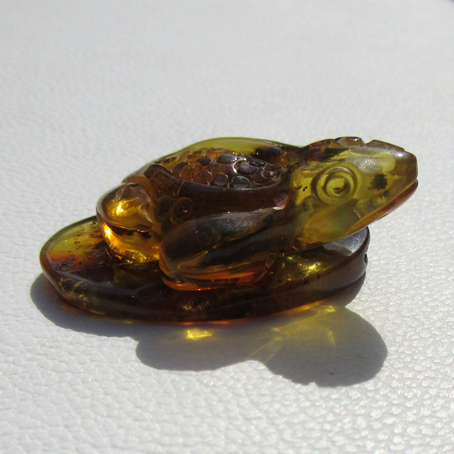 Frosch aus Bernstein auf Sockel – Unikat von Rügen