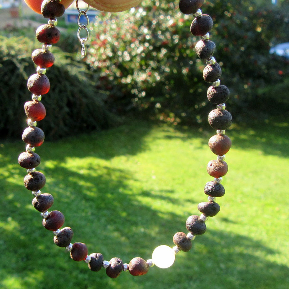 Fusskettchen aus dunklem Bernstein mit heller Perle