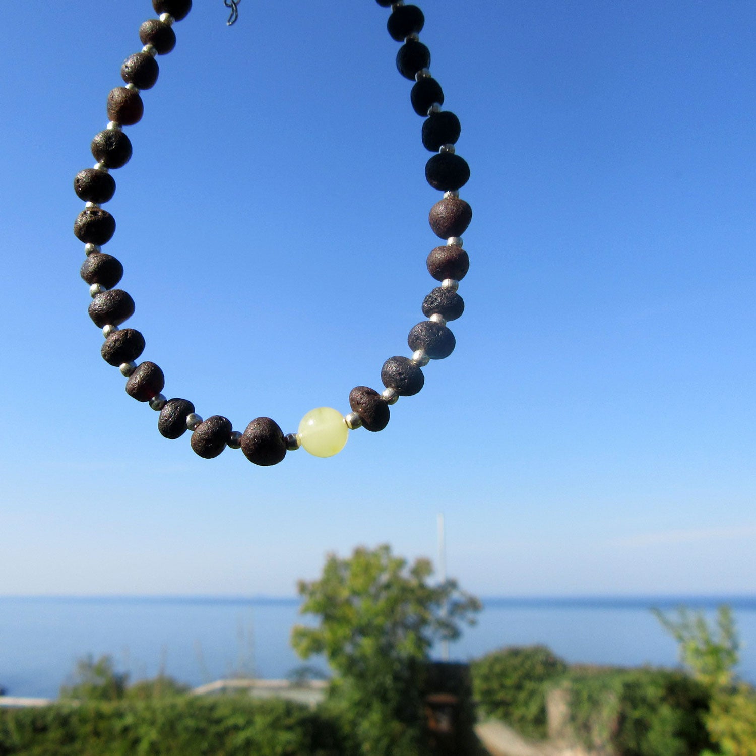 Fusskettchen aus dunklem Bernstein mit heller Perle