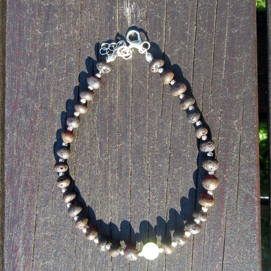 Fusskettchen aus dunklem Bernstein mit heller Perle