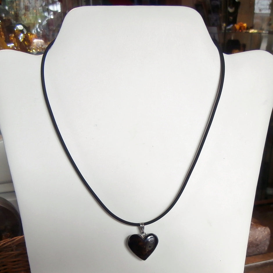 Dunkles Bernsteinherz – einzigartig und handverlesen