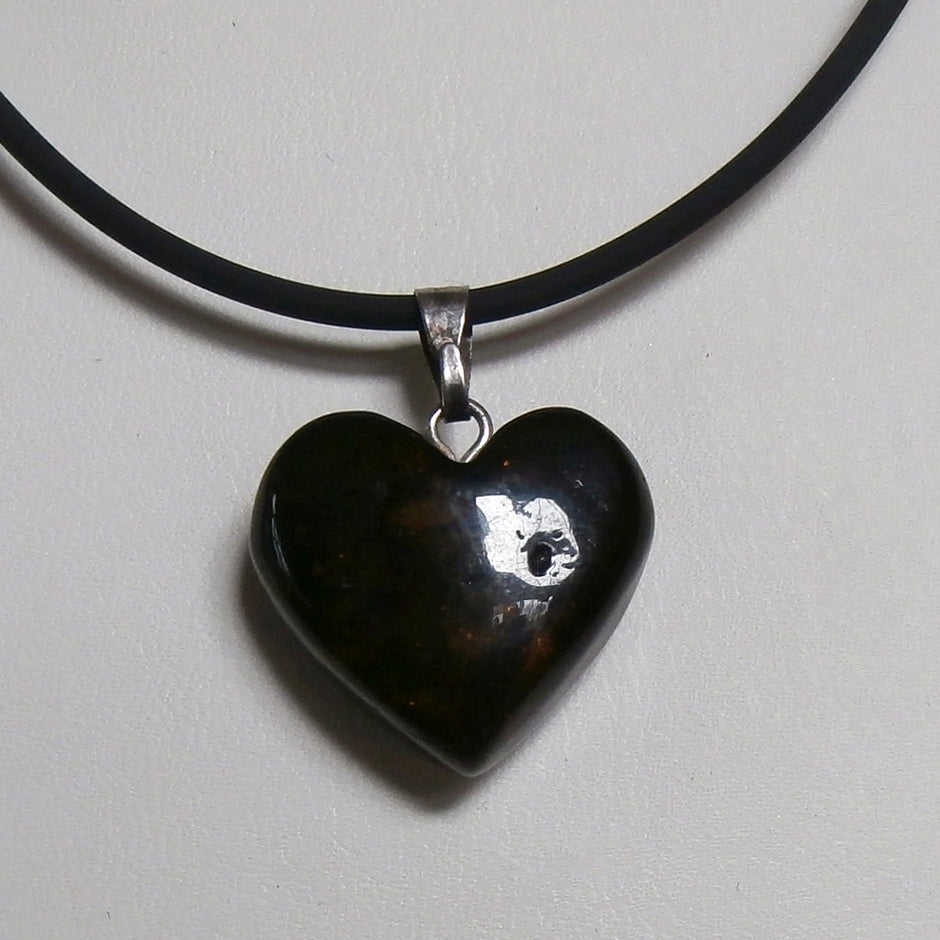 Dunkles Bernsteinherz – einzigartig und handverlesen