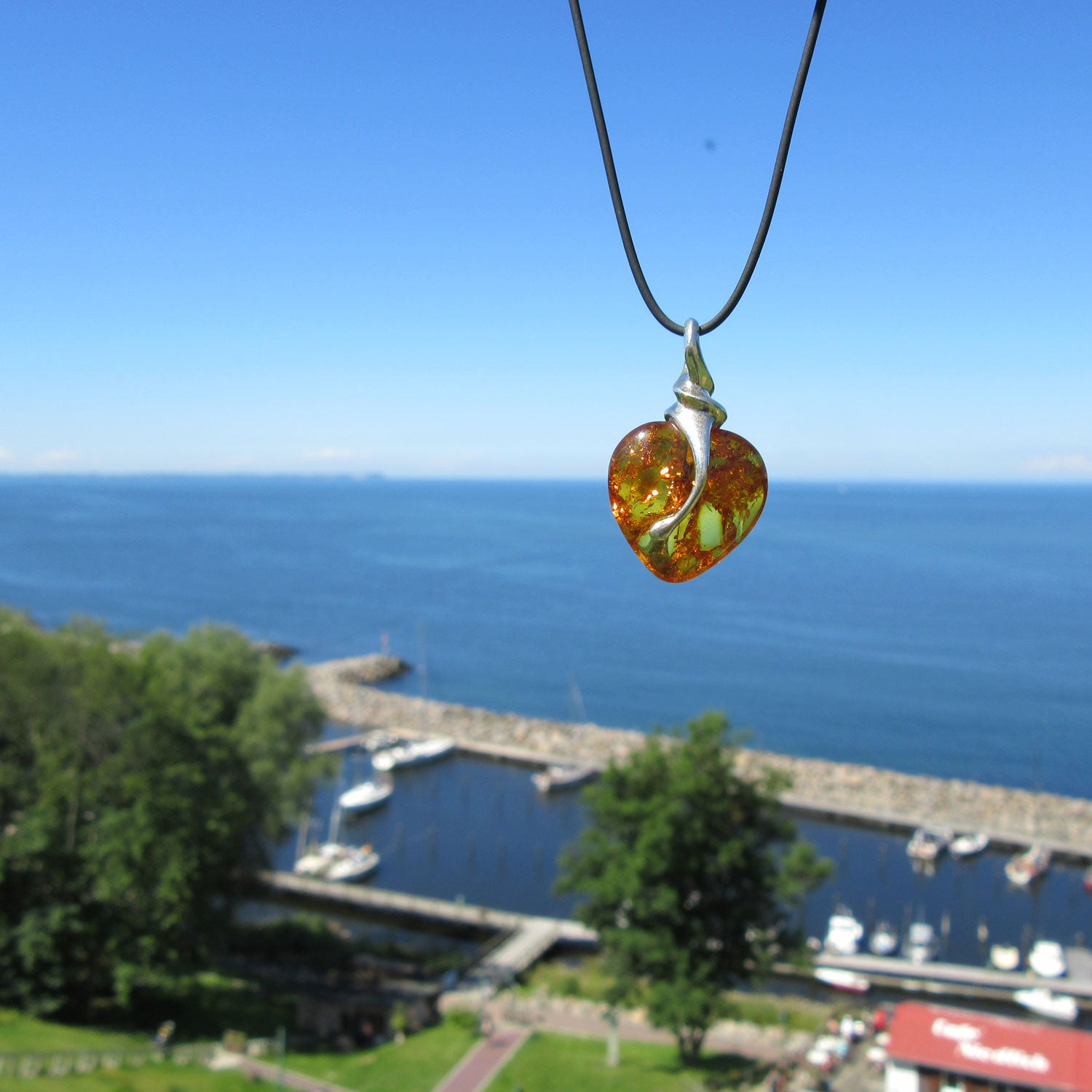 Einzelstück: Edles Bernsteinherz mit Silberverzierung