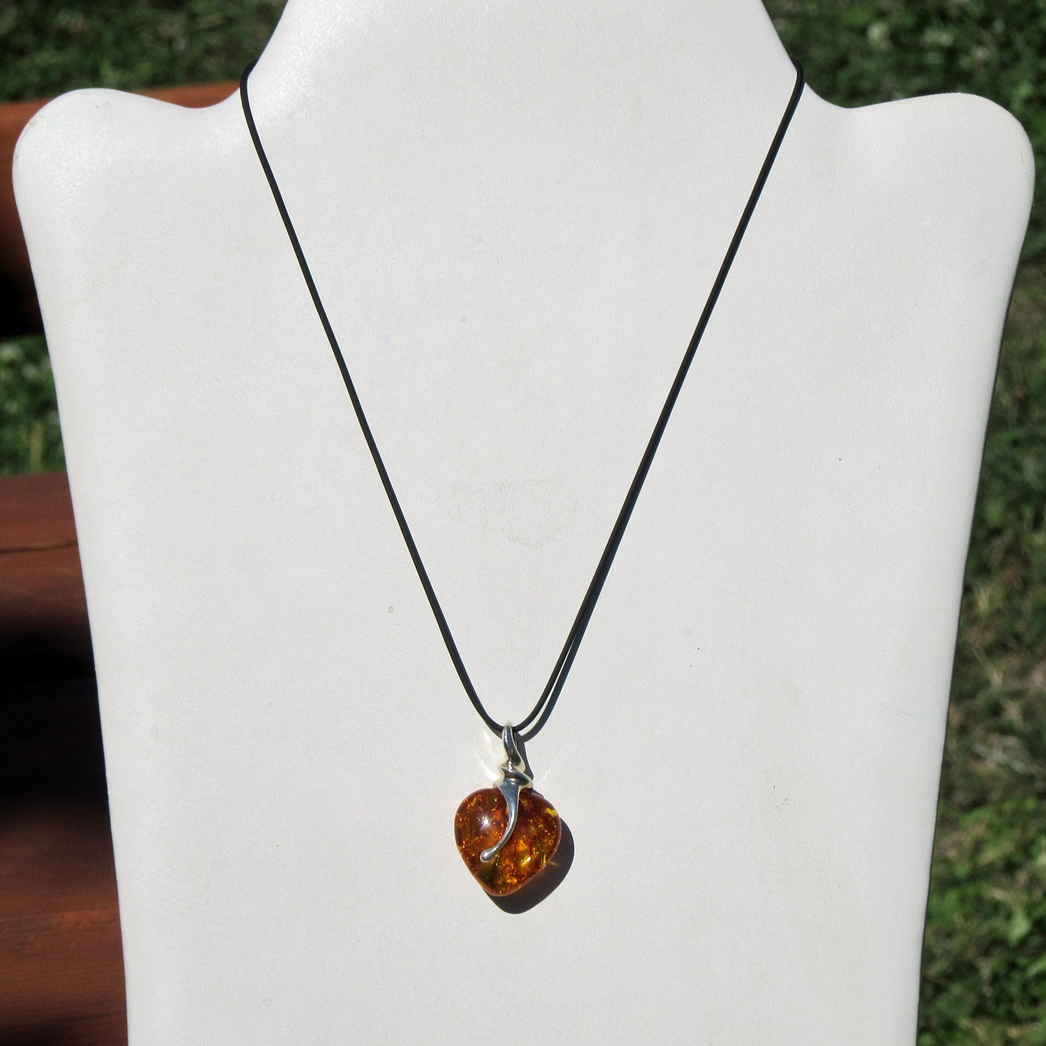 Einzelstück: Edles Bernsteinherz mit Silberverzierung