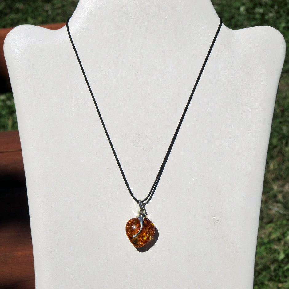 Einzelstück: Edles Bernsteinherz mit Silberverzierung