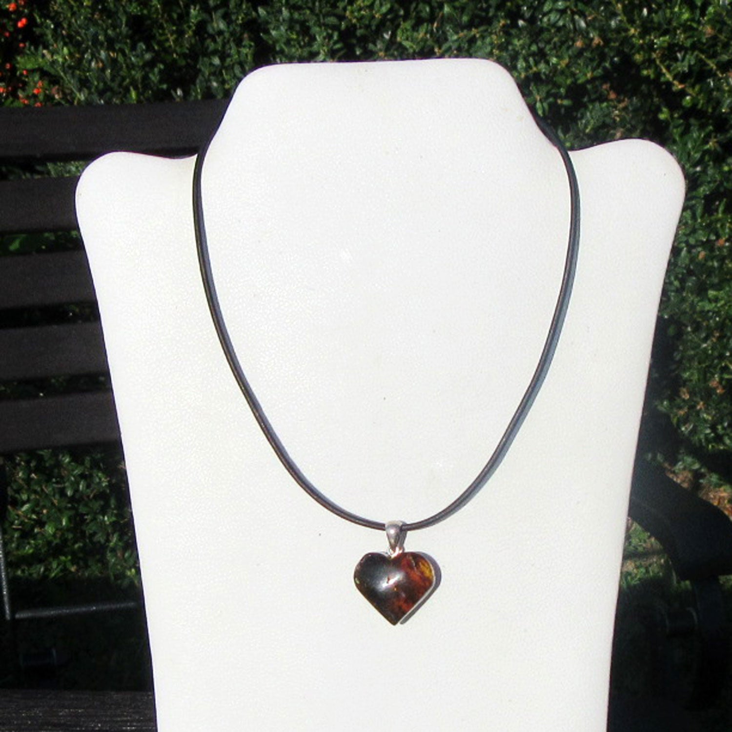 Dunkles Bernsteinherz aus 925 Silber, Einzelstück