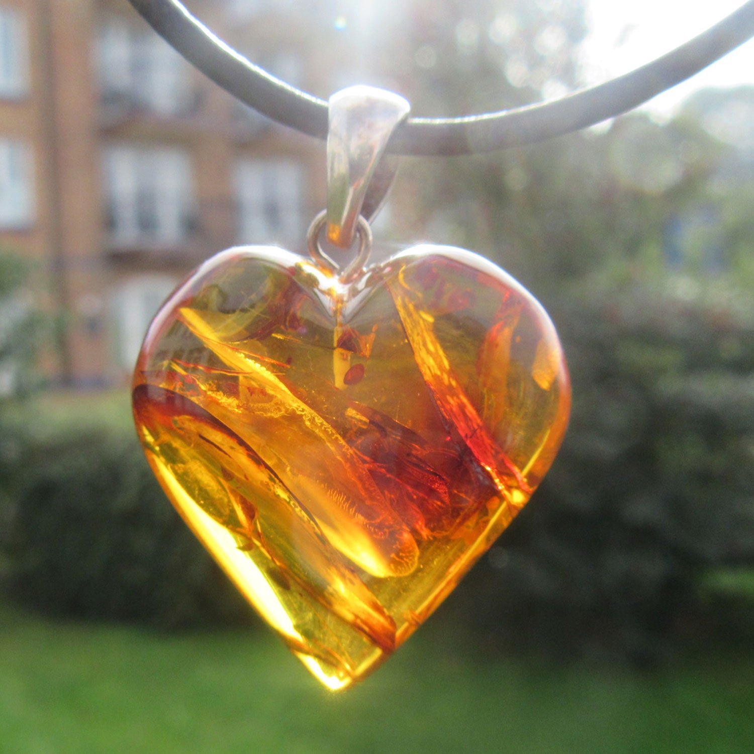Großes Bernsteinherz mit Einschlüssen, 925 Silber