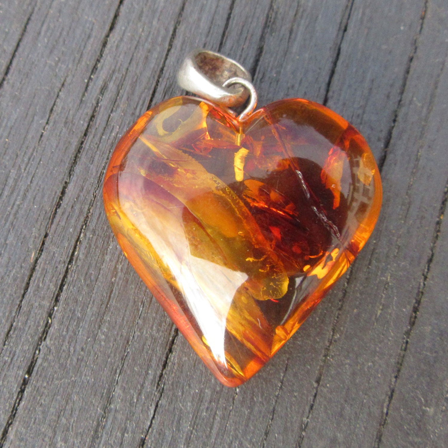 Großes Bernsteinherz mit Einschlüssen, 925 Silber