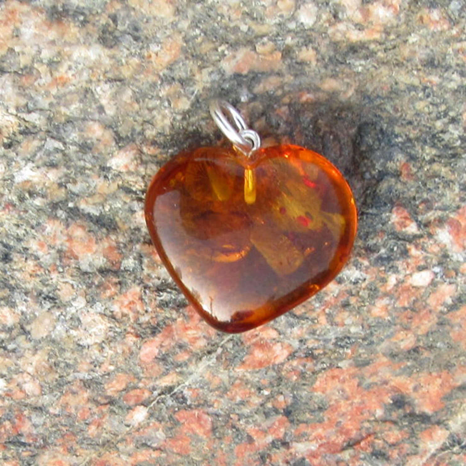Kognacfarbenes Bernsteinherz aus 925er Silber, Unikat