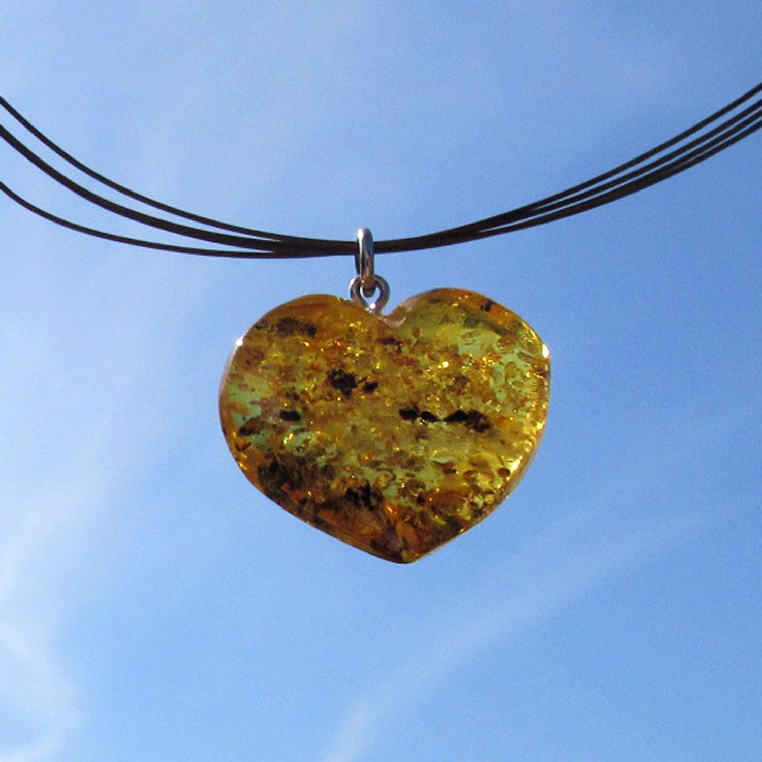 Einzelstück Bernsteinherz mit natürlichen Einschlüssen