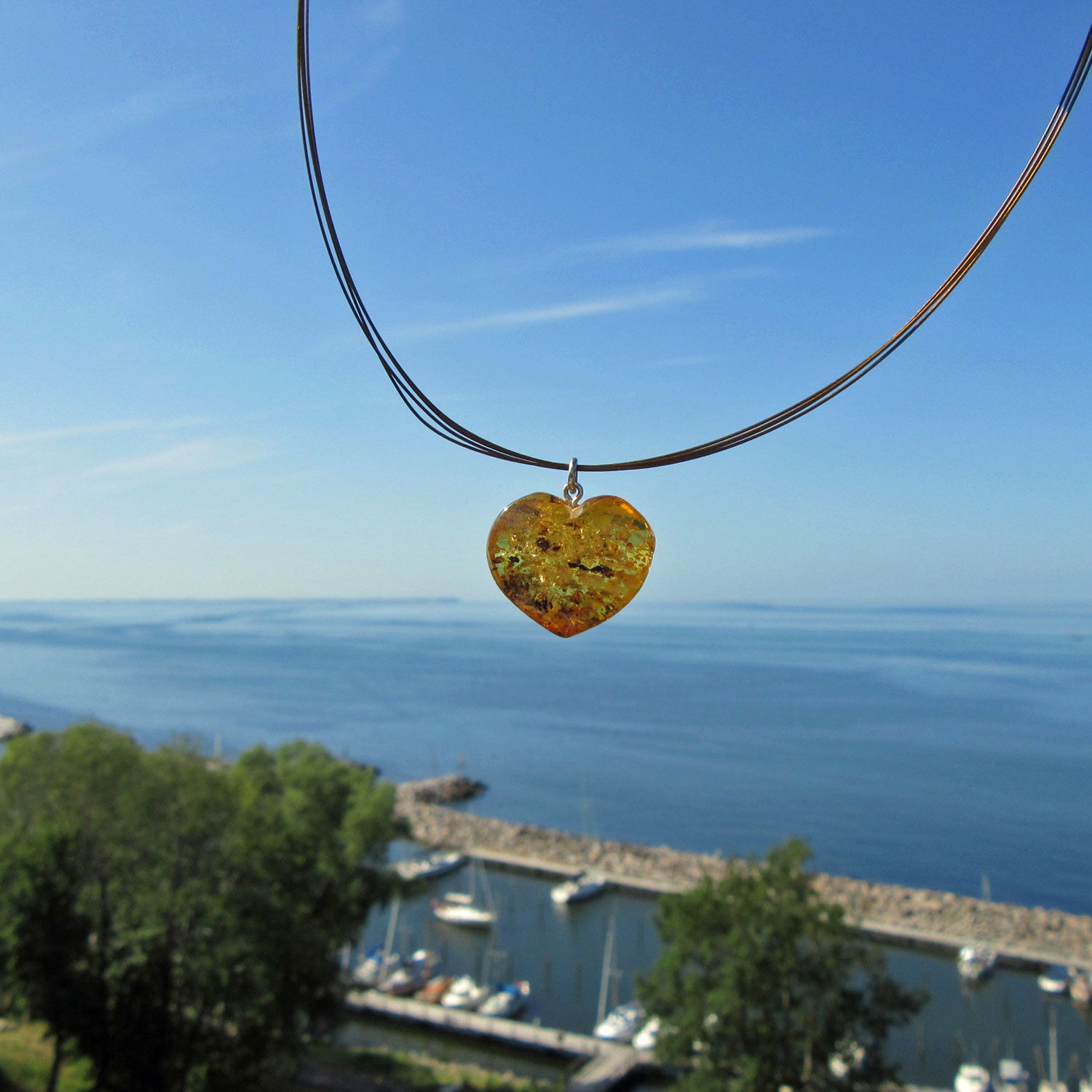 Einzelstück Bernsteinherz mit natürlichen Einschlüssen