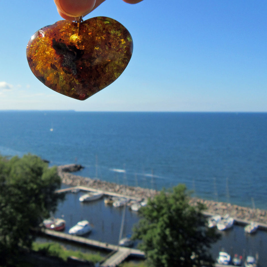 Kognacfarbenes Bernsteinherz mit Einschlüssen, Unikat