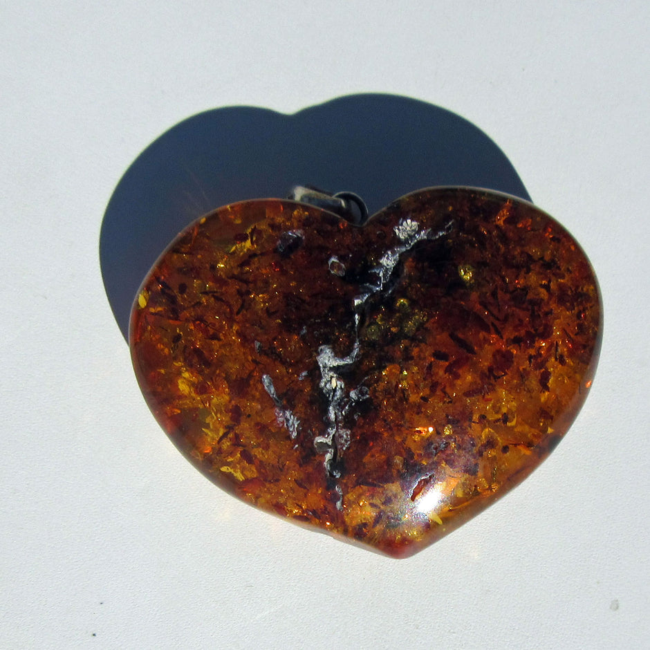 Kognacfarbenes Bernsteinherz mit Einschlüssen, Unikat
